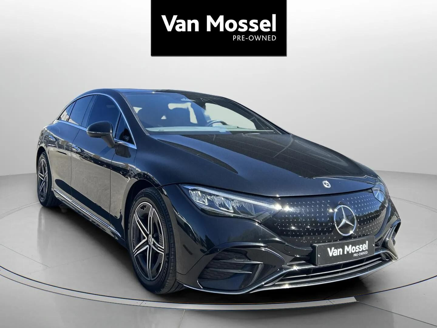 Sort Mercedes EQE 500 fra 2023 set udefra