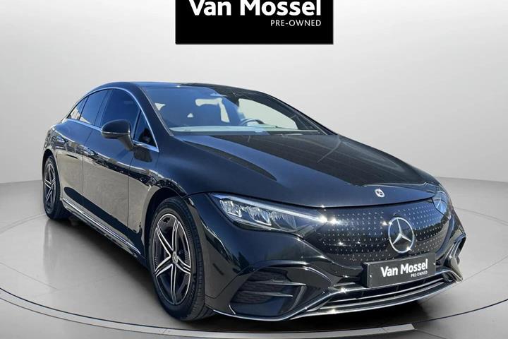 Sort Mercedes EQE 500 fra 2023 set udefra