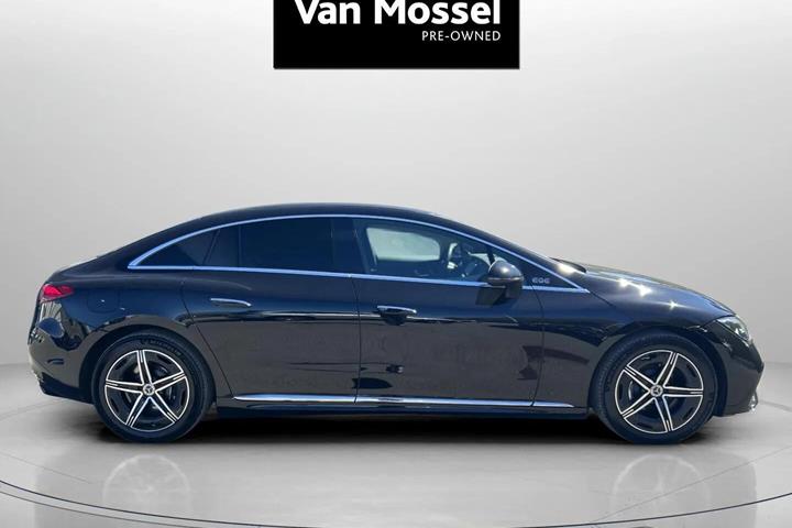 Sort Mercedes EQE 500 fra 2023 set udefra