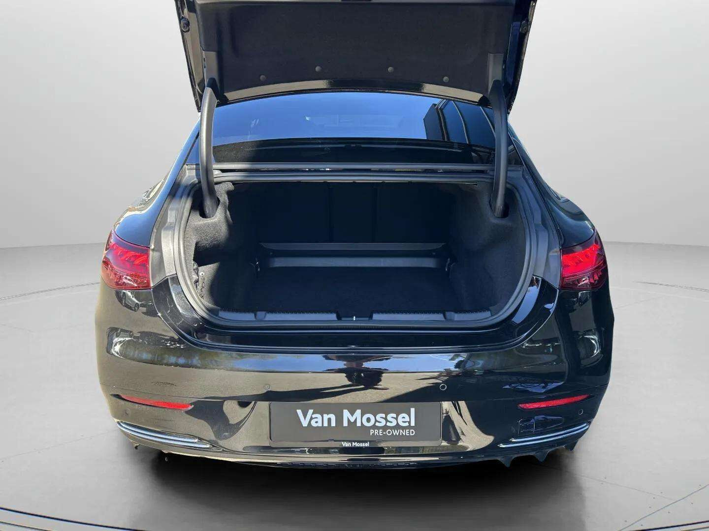 Sort Mercedes EQE 500 fra 2023
