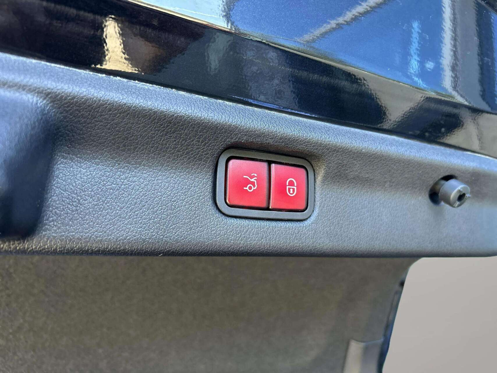 Sort Mercedes EQE 500 fra 2023