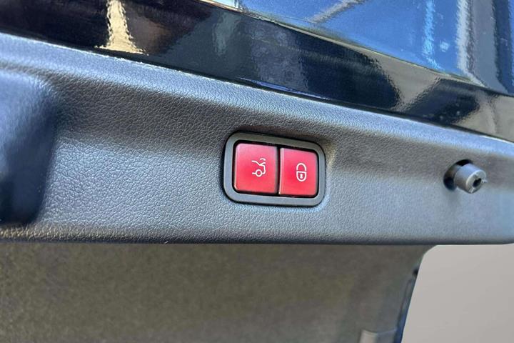 Sort Mercedes EQE 500 fra 2023