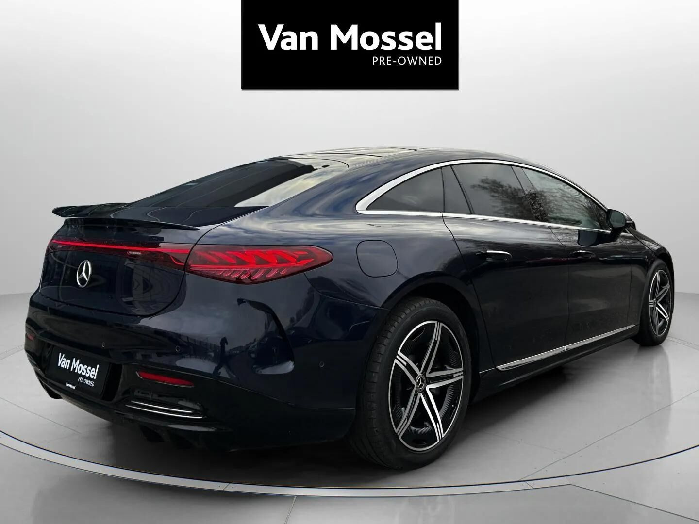 Blå Mercedes EQS 450+ fra 2023