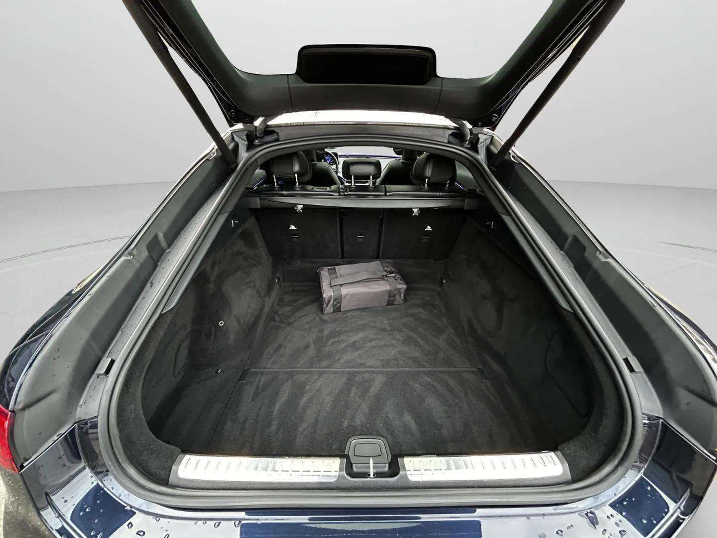 Blå Mercedes EQS 450+ fra 2023