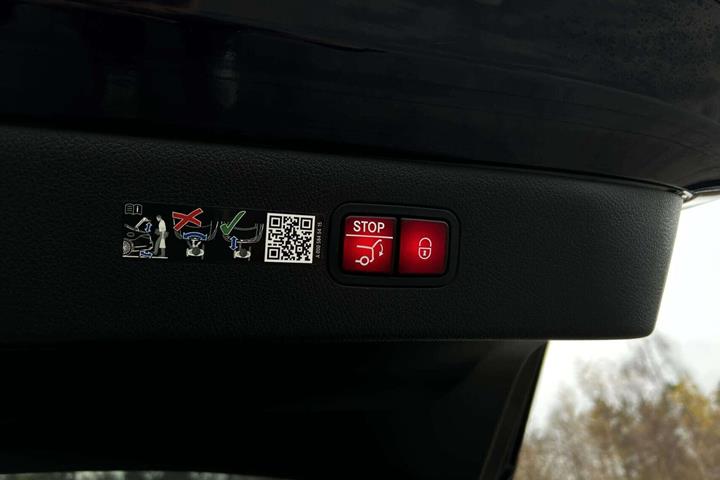 Blå Mercedes EQS 450+ fra 2023
