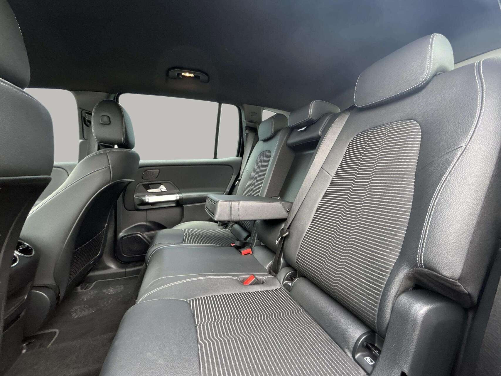 Sort Mercedes EQB 300 fra 2025