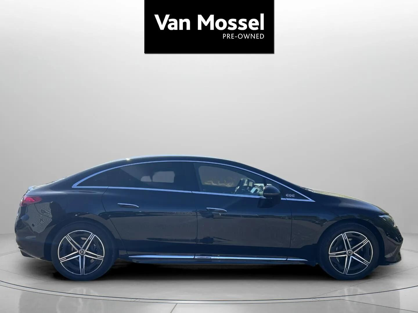 Sort Mercedes EQE 500 fra 2023