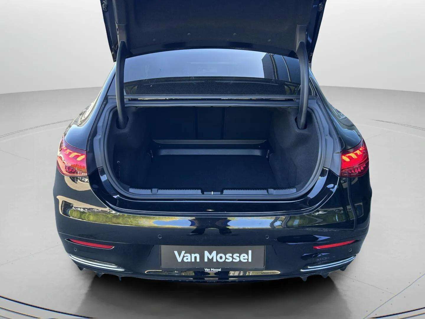 Sort Mercedes EQE 500 fra 2023