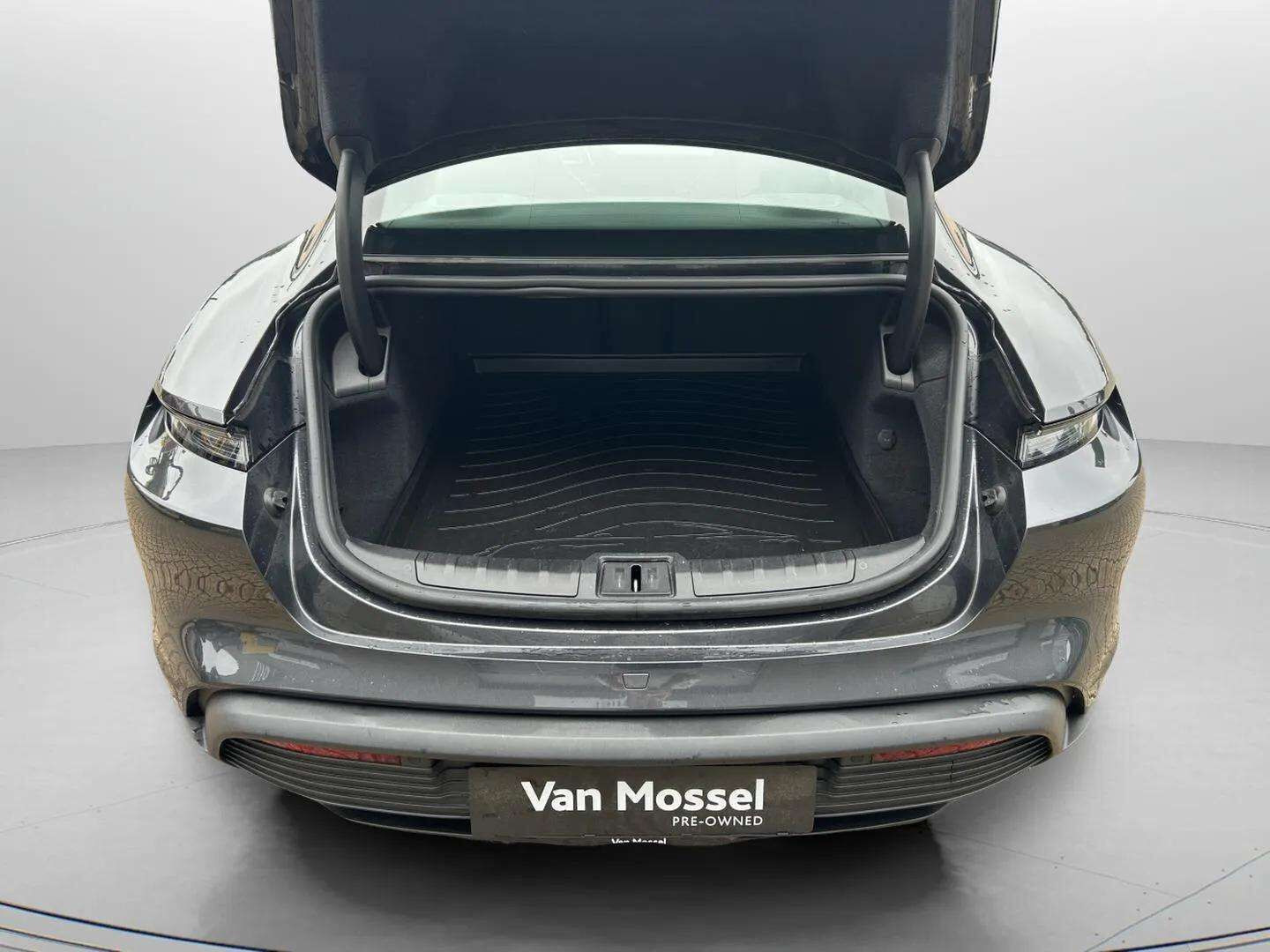 Grå Porsche Taycan fra 2021
