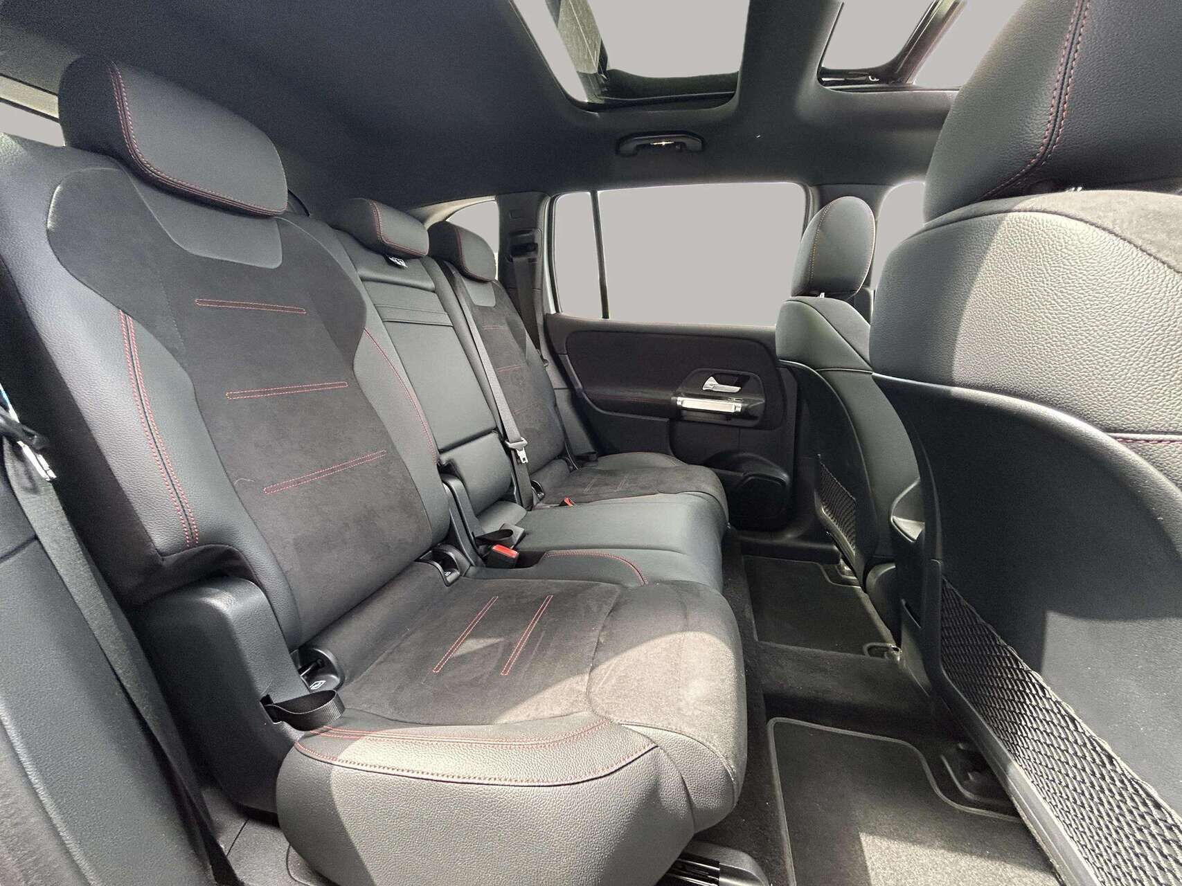 Sølv Mercedes EQB 250+ fra 2025