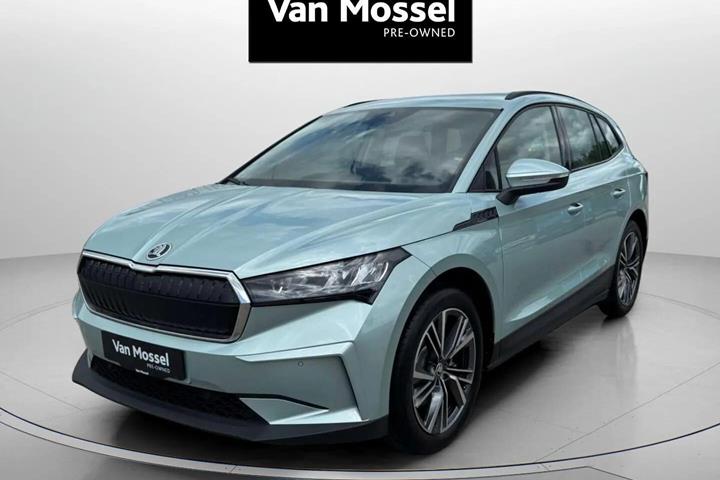 Sølv Skoda Enyaq fra 2024 set udefra