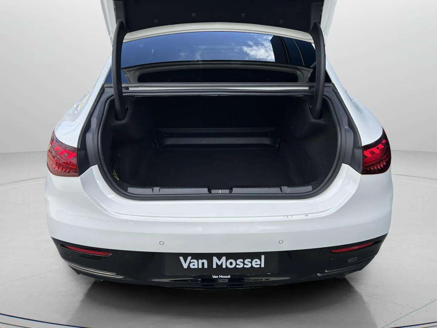 Hvid Mercedes EQE 350+ fra 2025