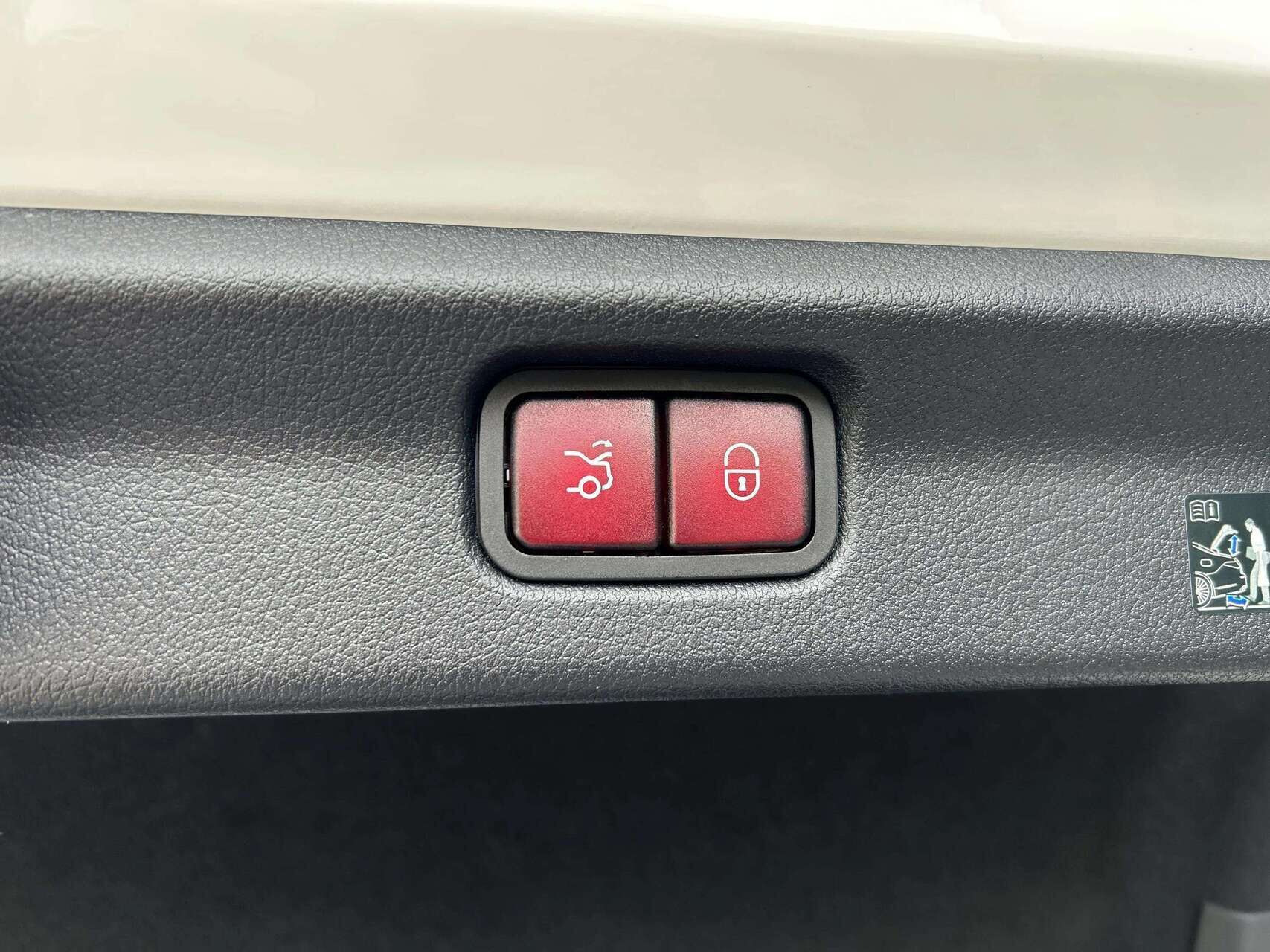 Hvid Mercedes EQE 350+ fra 2025