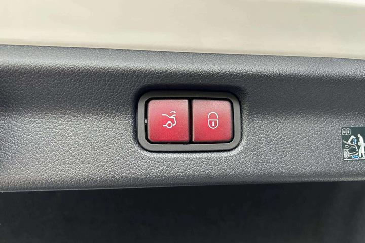 Hvid Mercedes EQE 350+ fra 2025