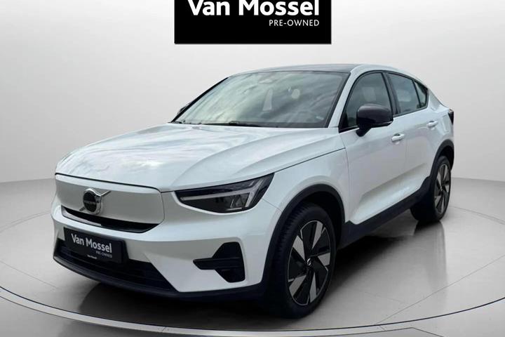 Hvid Volvo C40 fra 2023 set udefra