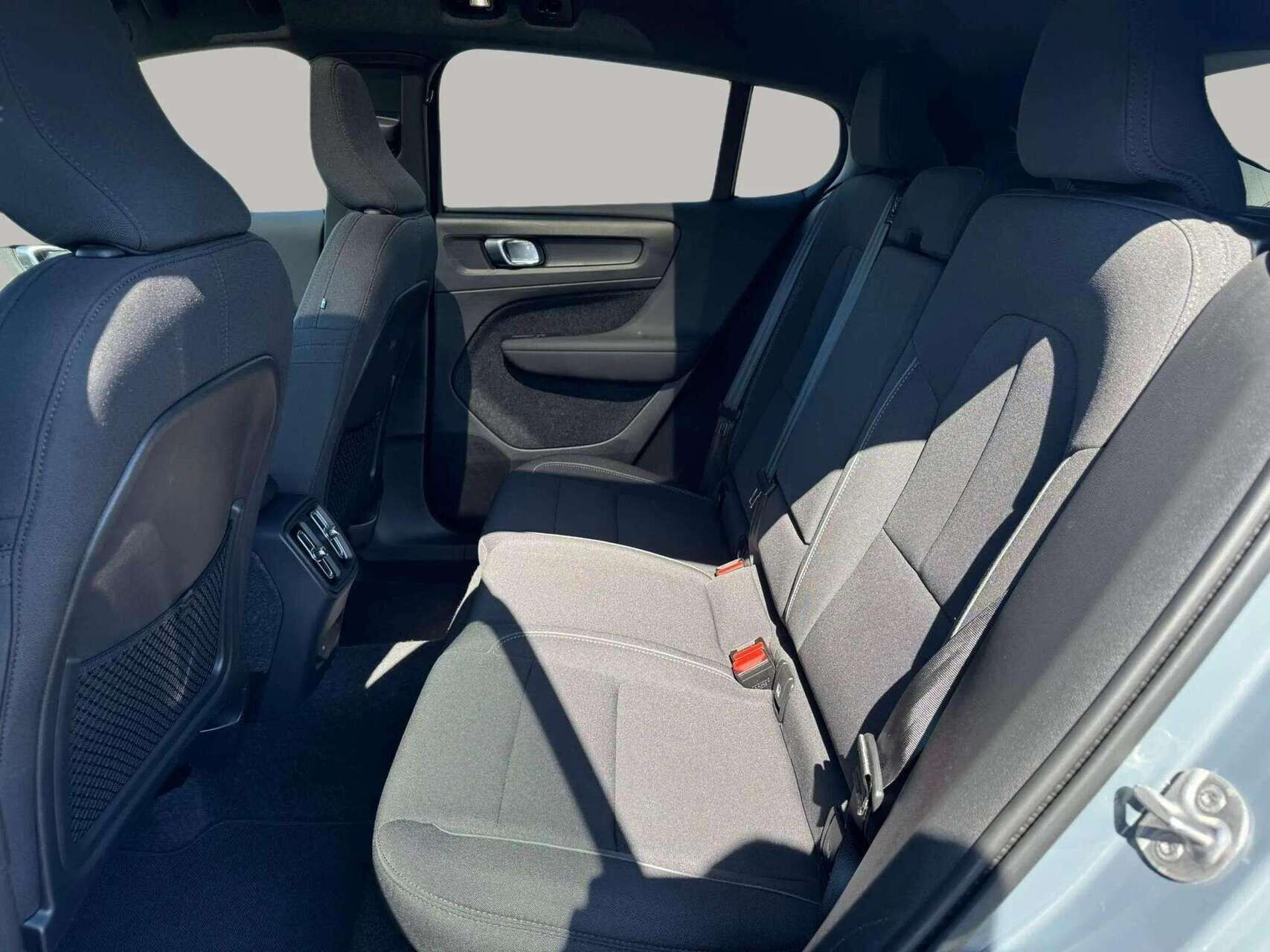 Grå Volvo C40 fra 2023