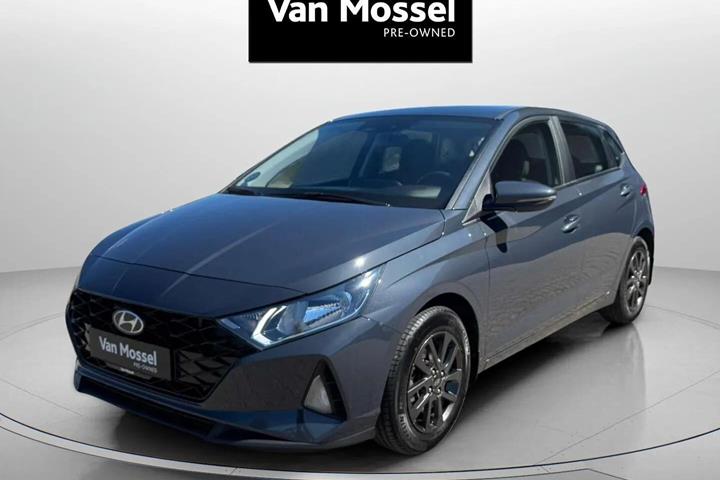 Grå Hyundai i20 fra 2023 set udefra