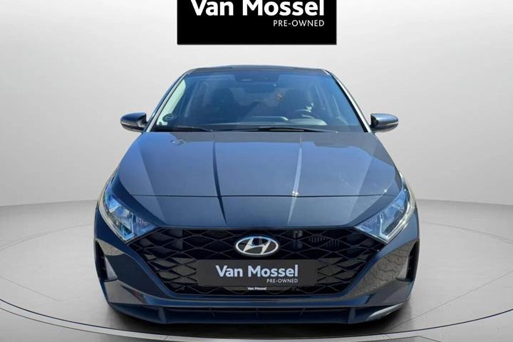 Grå Hyundai i20 fra 2023