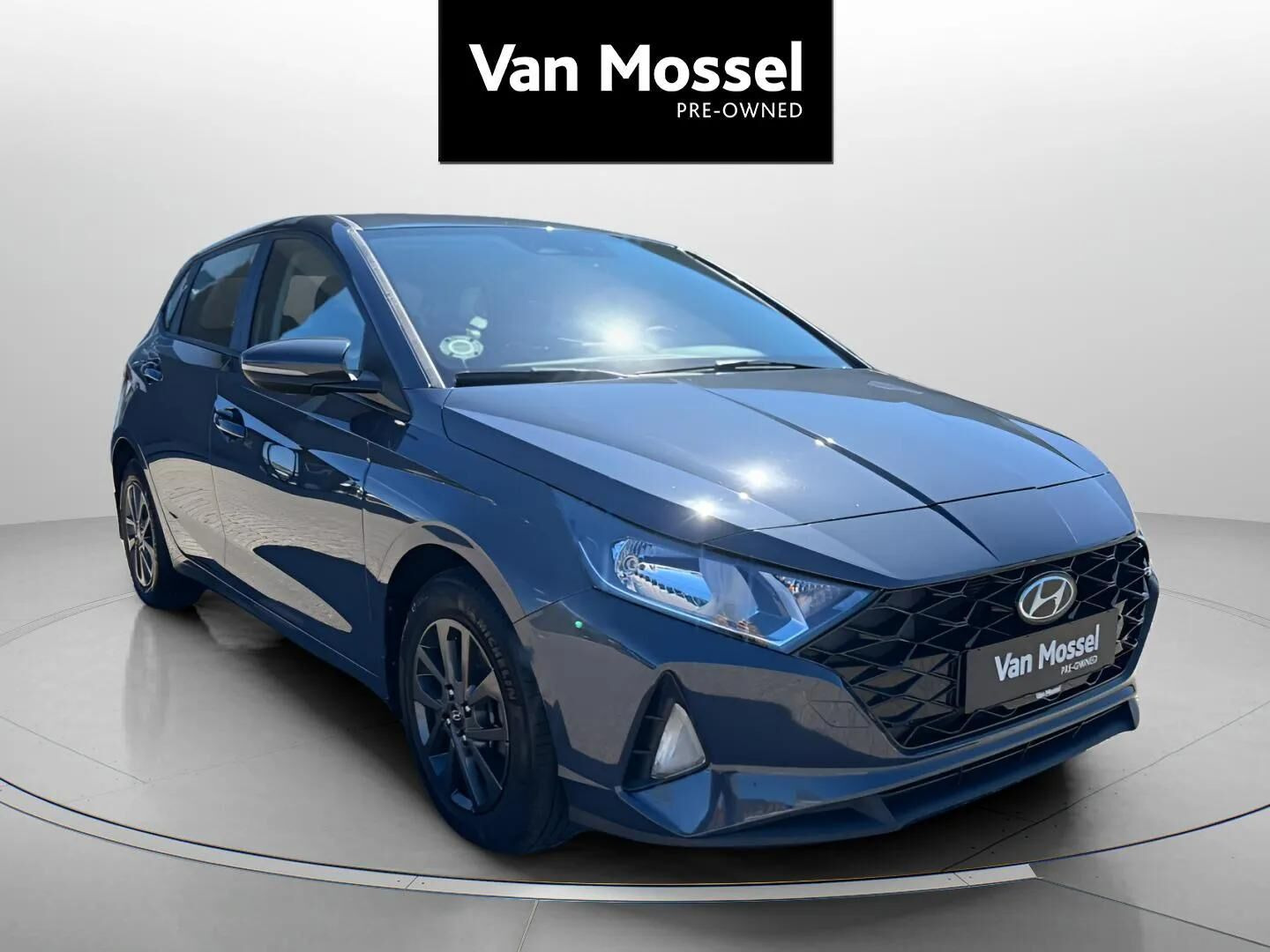 Grå Hyundai i20 fra 2023