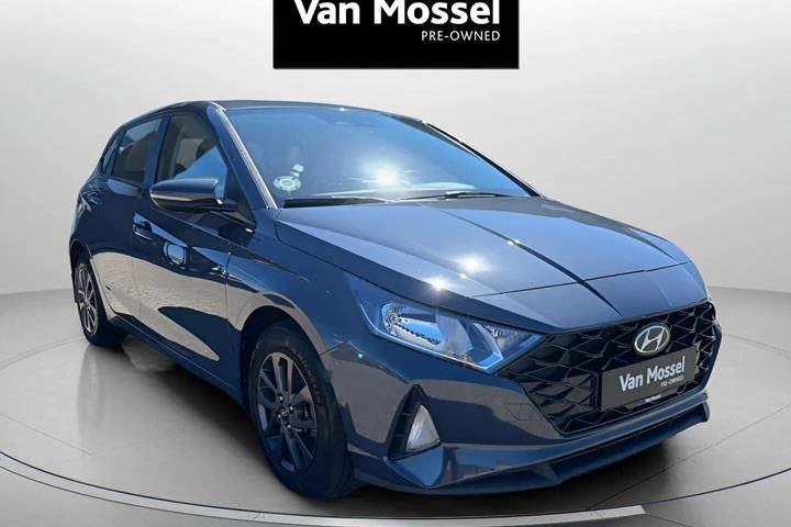 Grå Hyundai i20 fra 2023