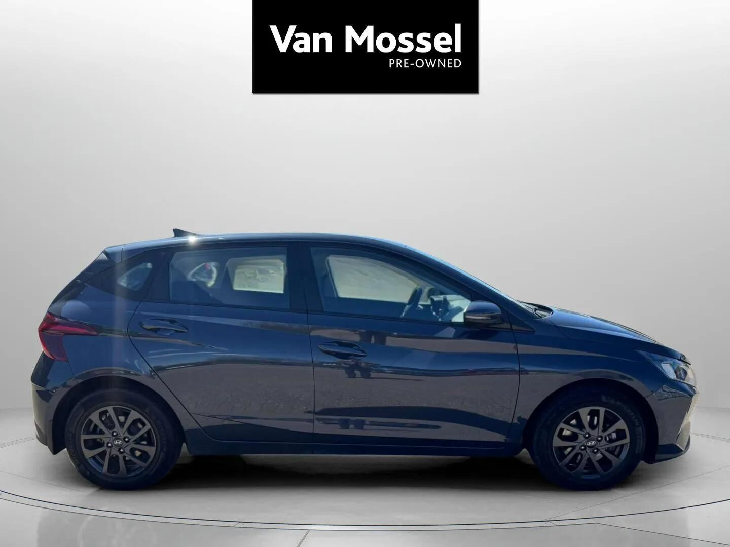 Grå Hyundai i20 fra 2023