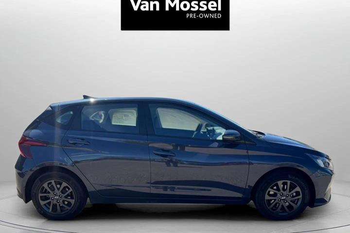 Grå Hyundai i20 fra 2023