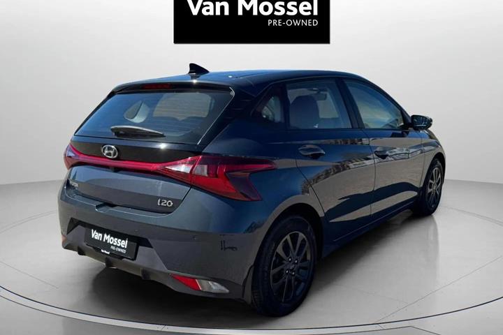 Grå Hyundai i20 fra 2023