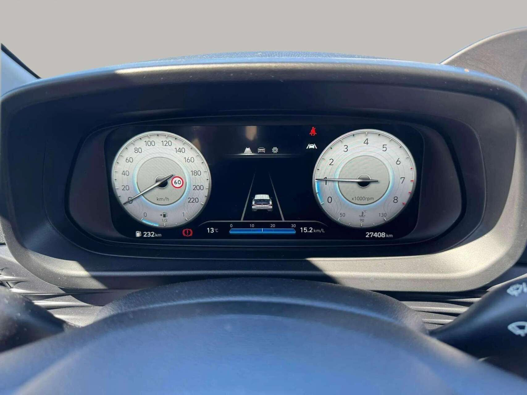 Grå Hyundai i20 fra 2023