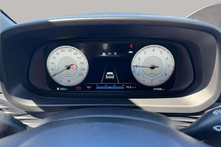 Grå Hyundai i20 fra 2023