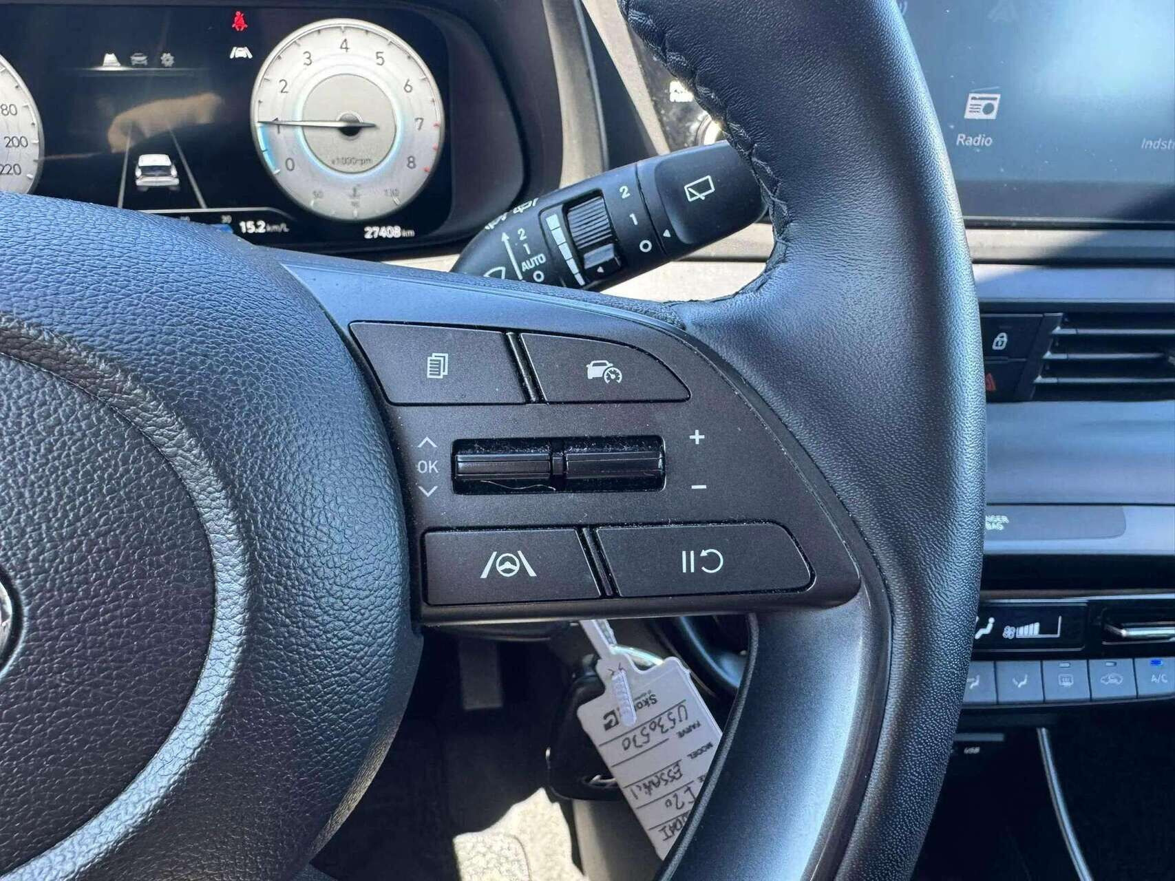 Grå Hyundai i20 fra 2023