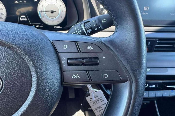 Grå Hyundai i20 fra 2023