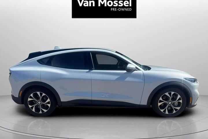 Hvid Ford Mustang Mach-E fra 2022