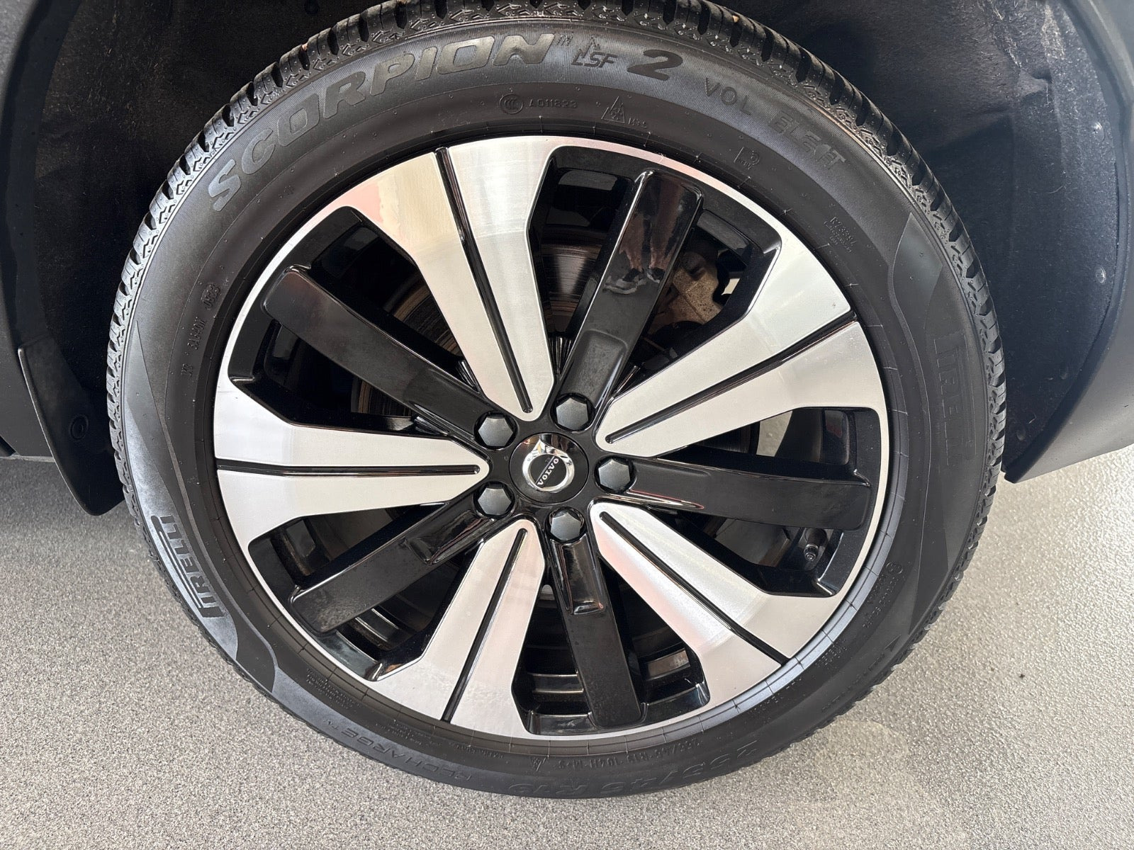Sort Volvo XC40 fra 2023