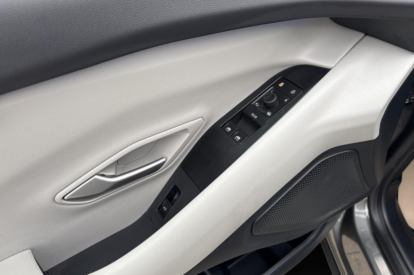 Grå Ford Explorer fra 2025