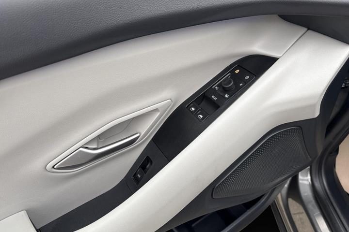 Grå Ford Explorer fra 2025