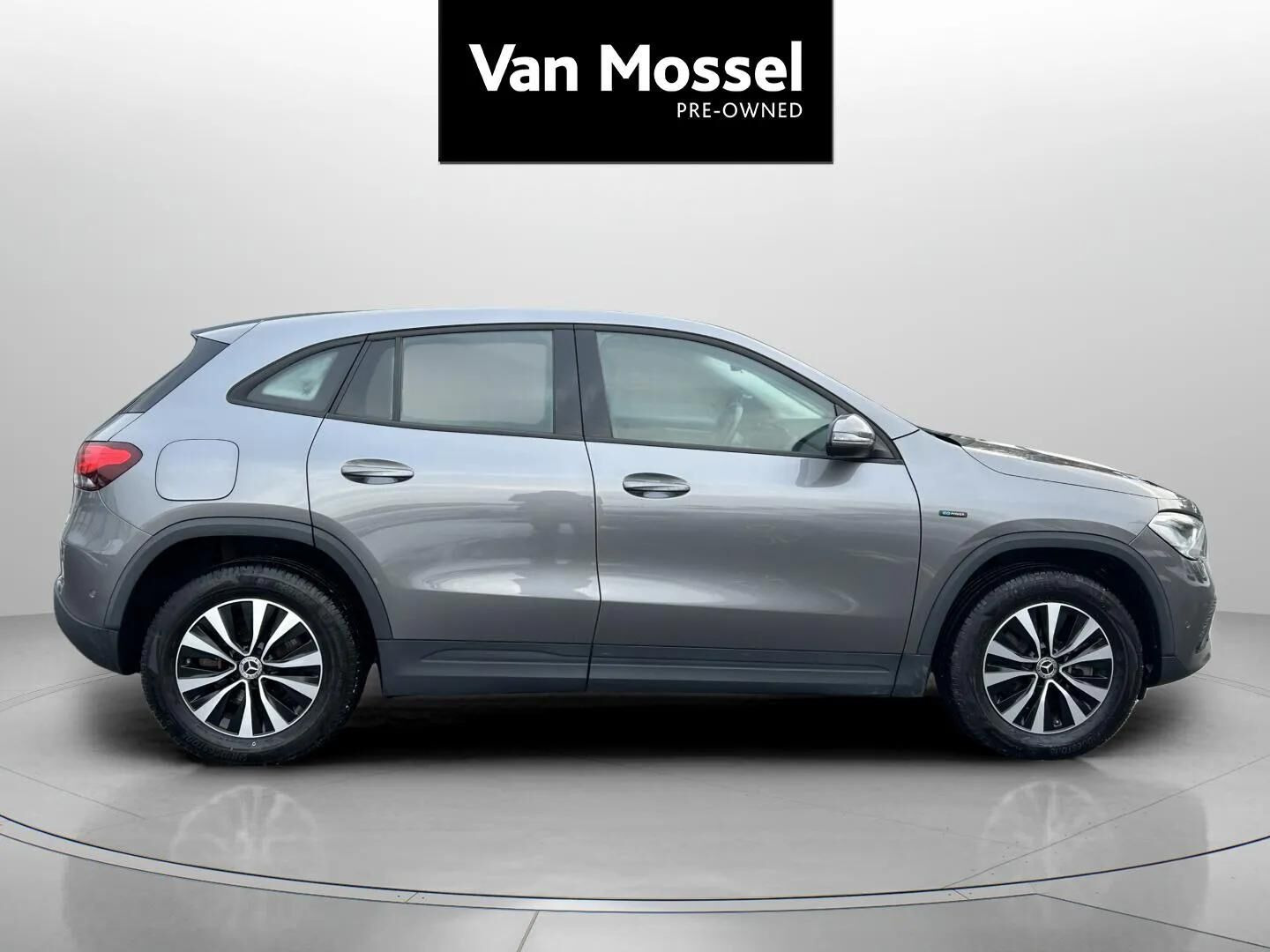 Grå Mercedes GLA250 e fra 2020