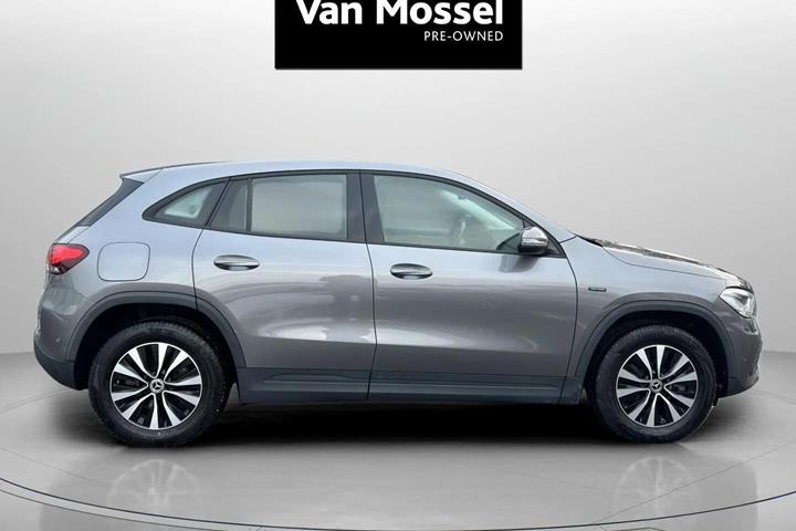 Grå Mercedes GLA250 e fra 2020