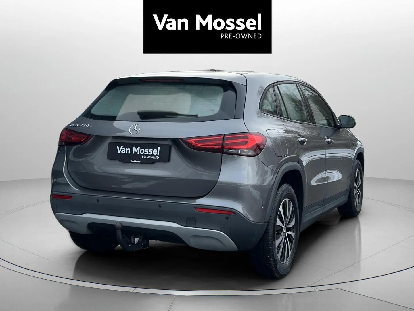 Grå Mercedes GLA250 e fra 2020