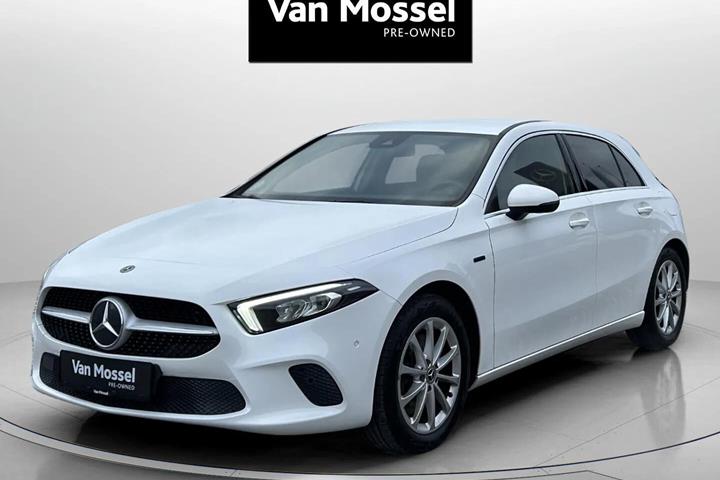 Hvid Mercedes A250 e fra 2020 set udefra