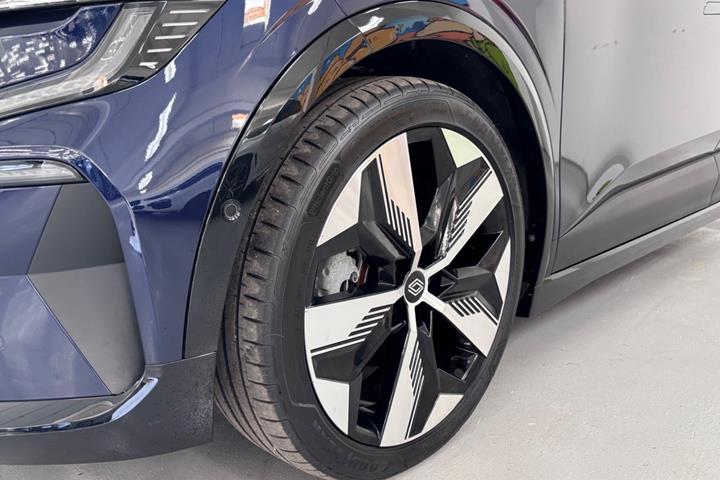 Blå Renault Megane E-Tech fra 2023