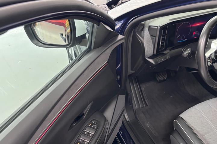 Blå Renault Megane E-Tech fra 2023