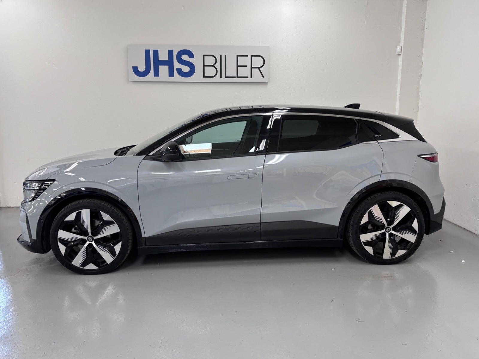 Grå Renault Megane E-Tech fra 2024