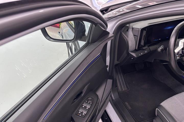 Grå Renault Megane E-Tech fra 2024