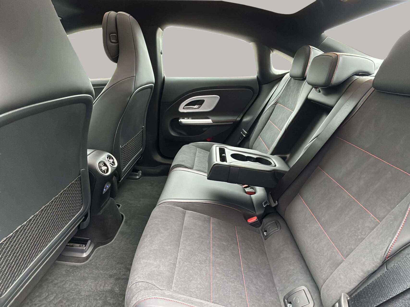 Sort Mercedes CLA250+ fra 2025
