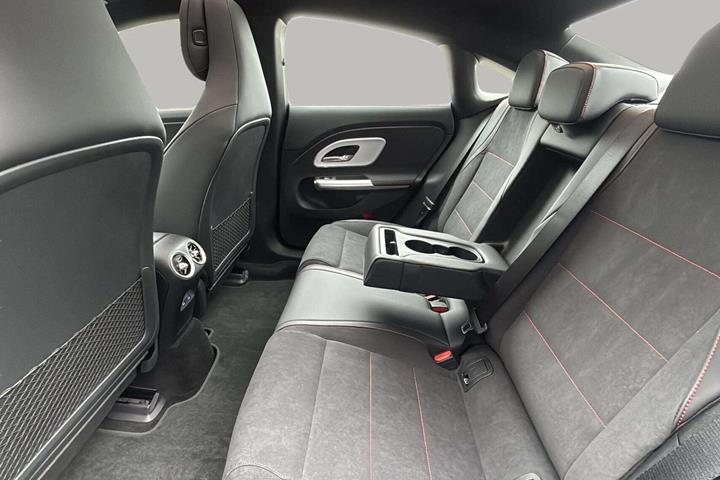 Sort Mercedes CLA250+ fra 2025