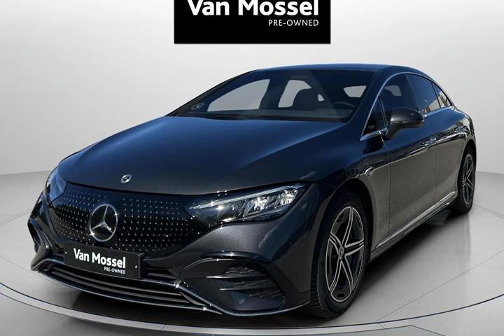 Grå Mercedes EQE 350 fra 2023 set udefra
