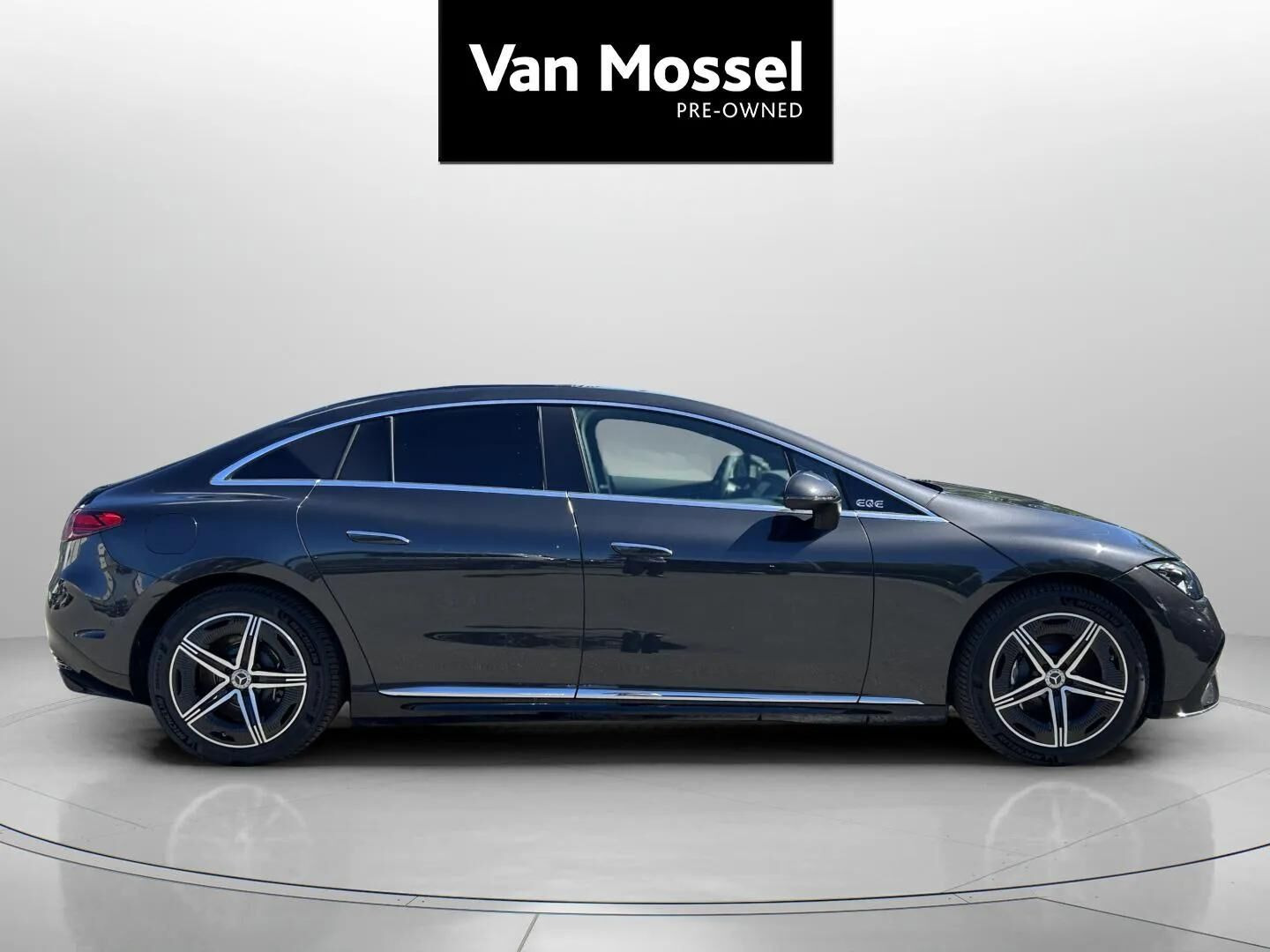 Grå Mercedes EQE 350 fra 2023