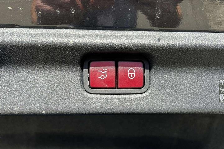 Grå Mercedes EQE 350 fra 2023