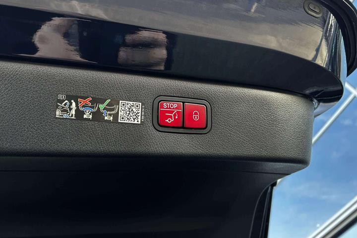 Blå Mercedes EQS 450+ fra 2023