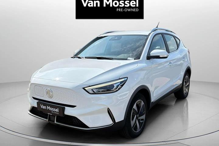 Hvid MG ZS EV fra 2022 set udefra